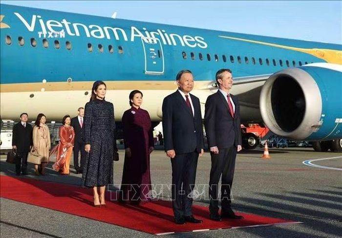 Lễ đón Tổng Bí thư, Chủ tịch nước Tô Lâm và Phu nhân Ngô Phương Ly được tổ chức trọng thể theo nghi thức cấp Nhà nước tại Sân bay quốc tế Copenhagen dưới sự chủ trì của Nhà Vua Đan Mạch Frederik X và Hoàng hậu Mary. Ảnh: Thống Nhất/TTXVN