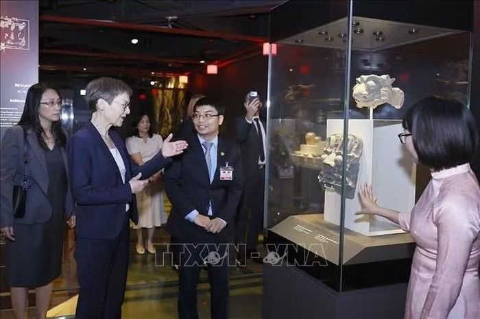 Thủ tướng Công quốc Liechtenstein Brigitte Haas tham quan Khu trưng bày khảo cổ học dưới lòng Nhà Quốc hội. Ảnh: Doãn Tấn/TTXVN