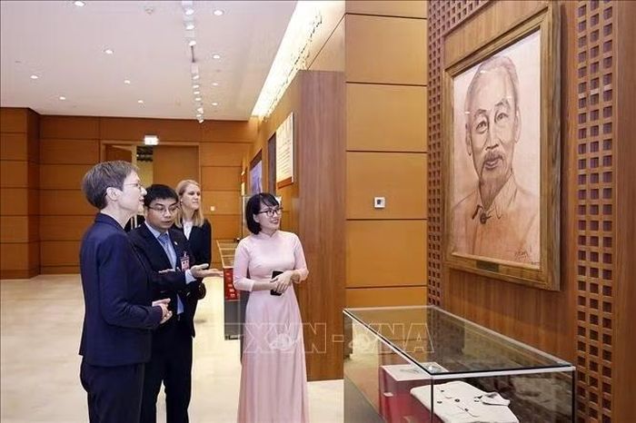 Thủ tướng Công quốc Liechtenstein Brigitte Haas tham quan Bảo tàng Quốc hội Việt Nam. Ảnh: Doãn Tấn/TTXVN