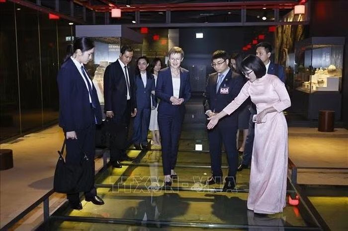 Thủ tướng Công quốc Liechtenstein Brigitte Haas tham quan Khu trưng bày khảo cổ học dưới lòng Nhà Quốc hội. Ảnh: Doãn Tấn/TTXVN