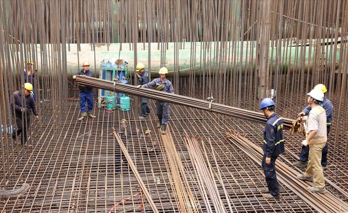 Các nhà thầu tổ chức thi công trên công trình dự án trọng điểm cầu Tứ Liên. Ảnh: Quốc Khánh/TTXVN