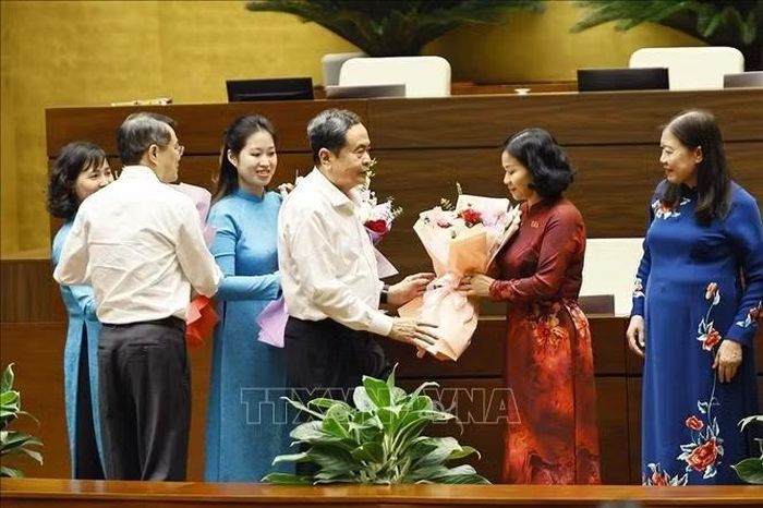 Chủ tịch Quốc hội Trần Thanh Mẫn và Thủ tướng Lê Minh Hưng tặng hoa chúc mừng các nữ đại biểu Quốc hội khoá XVI nhân Ngày phụ nữ Việt Nam 20/10. Ảnh: Doãn Tấn/TTXVN