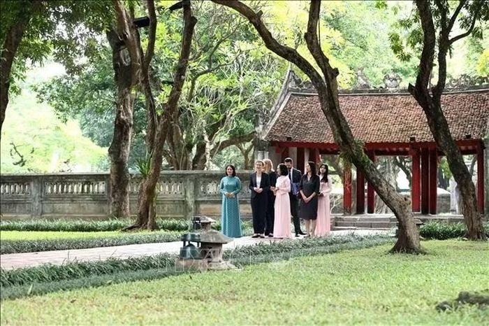 Thủ tướng Liechtenstein Brigitte Haas tham quan Khu di tích quốc gia đặc biệt Văn Miếu - Quốc Tử Giám. Ảnh: An Đăng/TTXVN