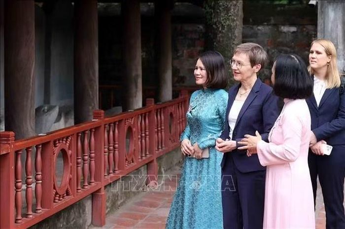 Thủ tướng Liechtenstein Brigitte Haas nghe giới thiệu về 82 tấm bia Tiến sĩ trong Văn Miếu - Quốc Tử Giám. Ảnh: An Đăng/TTXVN