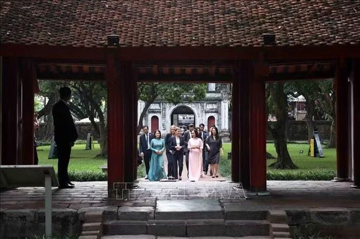 Thủ tướng Liechtenstein Brigitte Haas tham quan Khu di tích quốc gia đặc biệt Văn Miếu - Quốc Tử Giám. Ảnh: An Đăng/TTXVN