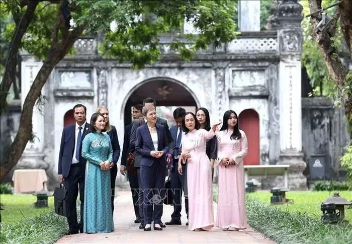Hướng dẫn viên giới thiệu với Thủ tướng Liechtenstein Brigitte Haas về Khu di tích quốc gia đặc biệt Văn Miếu - Quốc Tử Giám. Ảnh: An Đăng/TTXVN