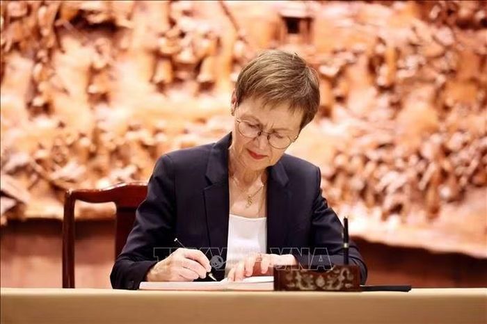Thủ tướng Liechtenstein Brigitte Haas ghi lưu bút tại Văn Miếu - Quốc Tử Giám. Ảnh: An Đăng/TTXVN