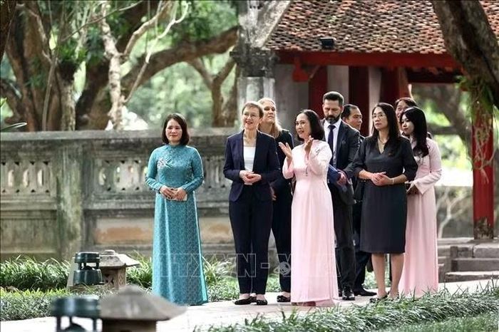 Hướng dẫn viên giới thiệu với Thủ tướng Liechtenstein Brigitte Haas về Khu di tích quốc gia đặc biệt Văn Miếu - Quốc Tử Giám. Ảnh: An Đăng/TTXVN