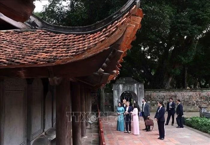 Thủ tướng Liechtenstein Brigitte Haas nghe giới thiệu về 82 tấm bia Tiến sĩ trong Văn Miếu - Quốc Tử Giám. Ảnh: An Đăng/TTXVN