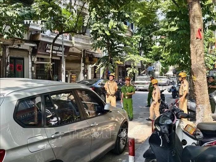 Cảnh sát giao thông Hà Nội phối hợp với Công an phường Hoàn Kiếm kiểm tra phương tiện trên phố cổ Hà Nội.