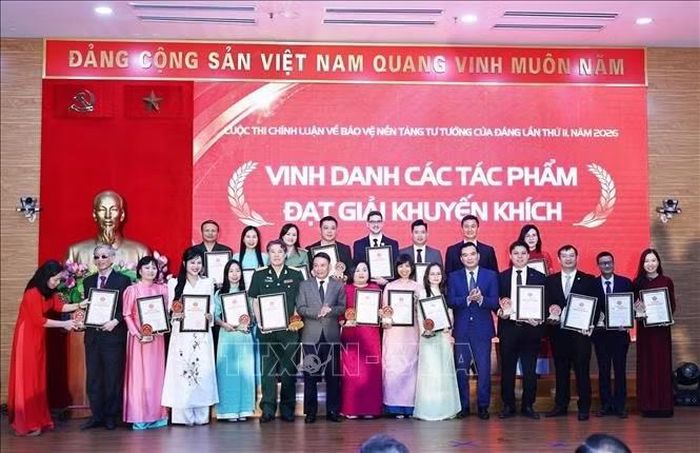 Các tác giả nhận giải Khuyến khích. Ảnh: Minh Đức/TTXVN