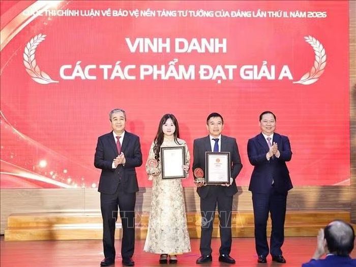 Đồng chí Ngô Đông Hải, Ủy viên Trung ương Đảng, Phó Trưởng Ban Tuyên giáo Trung ương và đồng chí Nguyễn Phi Long, Ủy viên Trung ương Đảng, Phó Bí thư Thường trực Đảng ủy Mặt trận Tổ quốc, các đoàn thể Trung ương, Phó Chủ tịch Ủy ban Trung ương Mặt trận Tổ quốc Việt Nam trao giải A cho các tác giả. Ảnh: Minh Đức/TTXVN