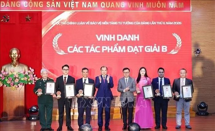 Đồng chí Lê Hải Bình, Ủy viên Trung ương Đảng, Phó Giám đốc Thường trực Học viện Chính trị quốc gia Hồ Chí Minh và đồng chí Lê Quốc Minh, Ủy viên Trung ương Đảng, Phó Trưởng Ban Tuyên giáo Trung ương, Ủy viên Ban Thường vụ Đảng ủy Mặt trận Tổ quốc, các đoàn thể Trung ương, Tổng Biên tập Báo Nhân Dân, Chủ tịch Hội Nhà báo Việt Nam trao giải B cho các tác giả. Ảnh: Minh Đức/TTXVN
