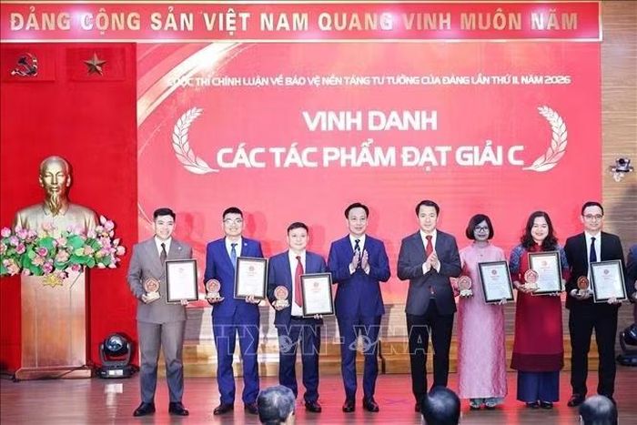 Đồng chí Ngô Văn Cương, Phó Bí thư Đảng ủy MTTQ, các đoàn thể Trung ương trao giải C cho các tác giả. Ảnh: Minh Đức/TTXVN