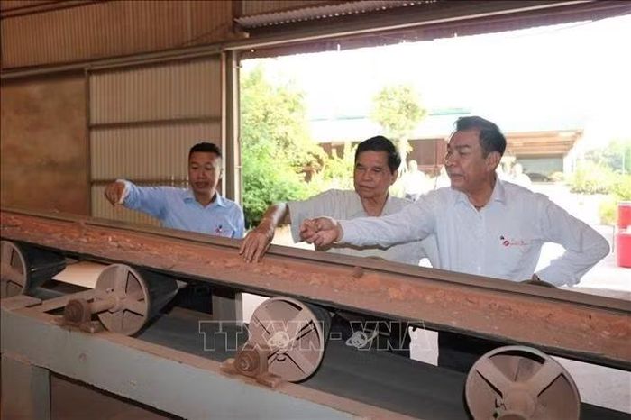 AHLĐ Nguyễn Quang Mâu (áo trắng ngoài cùng) đang giới thiệu dây chuyền nghiền khô siêu mịn với ông Đinh Quang Huy- nguyên chủ tịch Hội gốm xây dựng Việt Nam.