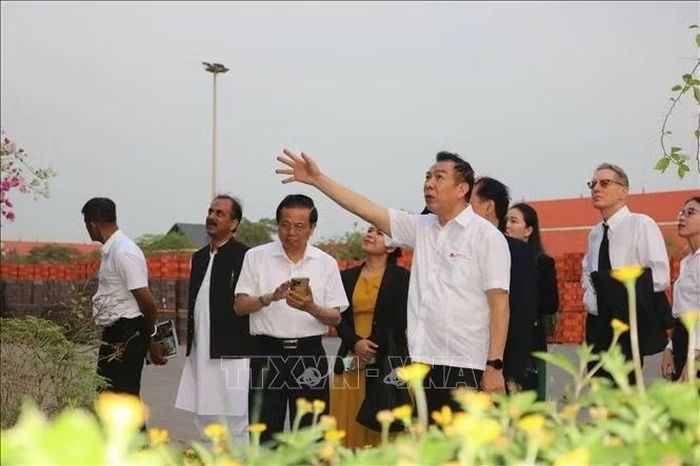 AHLĐ Nguyễn Quang Mâu đang giới thiệu sản phẩm với ông Lê Doãn Hợp, Chủ tịch Xác lập kỷ lục Việt Nam và Ban giám khảo xác lập Kỷ lục thế giới về đánh giá tại Gốm Đất Việt.