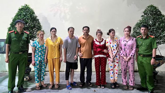 Bảy đối tượng bị bắt giữ tại Cơ quan Cảnh sát điều tra Công an TP Hồ Chí Minh. Ảnh: CA