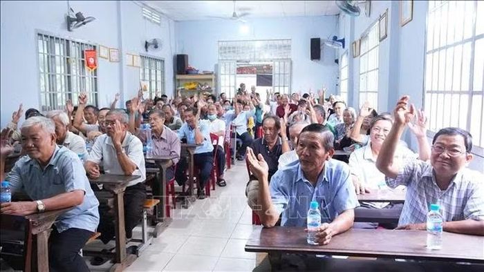 Cử tri Khu phố Bình Yên Đông 1, phường Long An, tỉnh Tây Ninh biểu quyết bầu trưởng khu phố nhiệm kỳ 2026-2031.