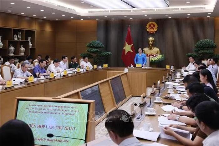 Phó Thủ tướng Phạm Thị Thanh Trà chủ trì phiên họp thứ nhất Ban Chỉ đạo rà soát, hoàn thiện hệ thống vị trí việc làm gắn với xây dựng đội ngũ cán bộ và quản lý biên chế thuộc phạm vi quản lý của Chính phủ. Ảnh: Lâm Khánh/TTXVN