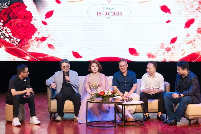 Ca sĩ Phương Mai cùng ê-kíp trong buổi ra mắt MV.