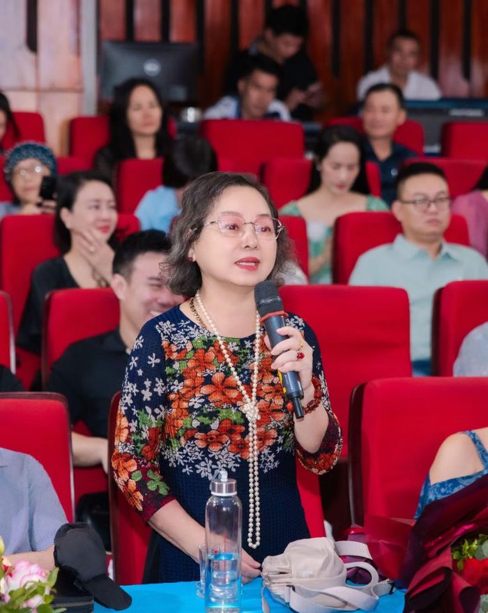 Cô giáo, NSƯT Kim Phúc ghi nhận sự kiên định của học trò.