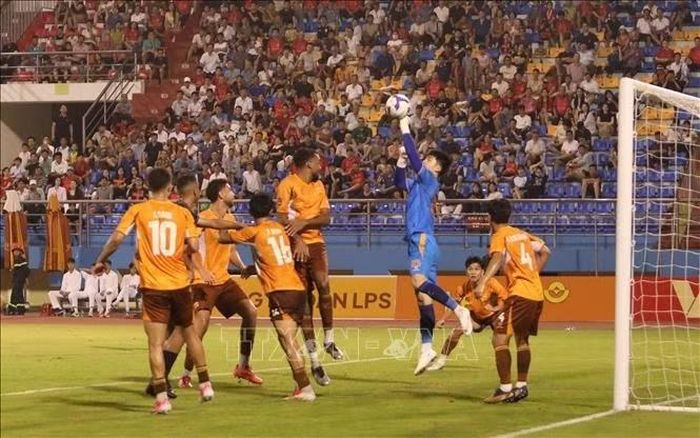 Một ngày thi đấu vất vả của thủ môn Hoàng Anh Gia Lai. Ảnh: Đức Phương/TTXVN