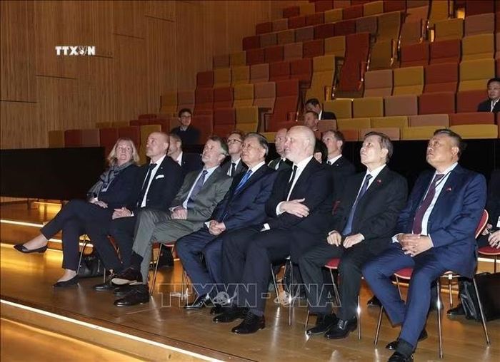 Tổng Bí thư, Chủ tịch nước Tô Lâm cùng Nhà Vua Đan Mạch Frederik X thăm Viện nghiên cứu Niels Bohr, thuộc Đại học Copenhagen. Ảnh: Thống Nhất/TTXVN.