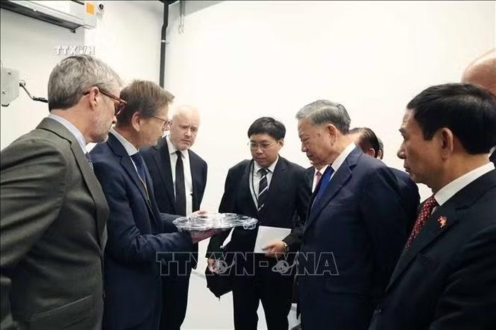 Tổng Bí thư, Chủ tịch nước Tô Lâm cùng Nhà Vua Đan Mạch Frederik X thăm Viện nghiên cứu Niels Bohr, thuộc Đại học Copenhagen. Ảnh: Thống Nhất/TTXVN.