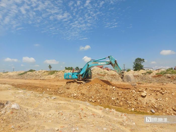 Máy móc hoạt động liên tục, không khí thi công khẩn trương.