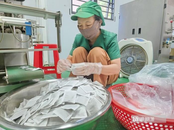Từ bán sản phẩm thô, chị Giang mạnh dạn đầu tư máy móc từng bước hiện đại hóa quy trình sản xuất.