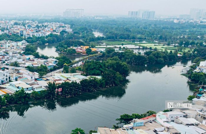 Dự án chỉnh trang đô thị dọc rạch Bà Lớn nằm trong chuỗi 115 dự án của Tp.HCM, với mục tiêu di dời khoảng 41.540 căn nhà trên và ven kênh rạch đến năm 2030. Đây là chương trình có quy mô lớn, hướng đến giải quyết căn bản tình trạng nhà ở lụp xụp ven sông, kênh, rạch kéo dài nhiều thập kỷ, gắn liền với các mục tiêu giảm ngập úng, kiểm soát triều cường và nâng cao chất lượng sống cho người dân.