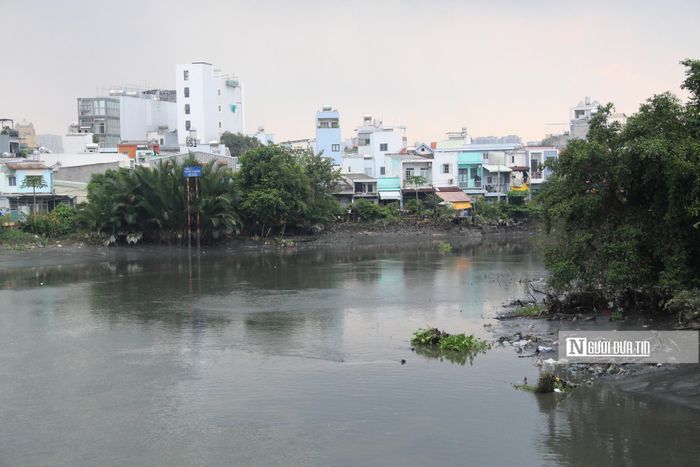 Những lúc thủy triều lên, dòng kênh trong đỡ ô nhiễm. Nhưng khi nước ròng, màu nước đèn ngòm, đục ngầu kèm với bùn đất và rác thải khiến cả con rạch trở thành điểm đen về môi trường.