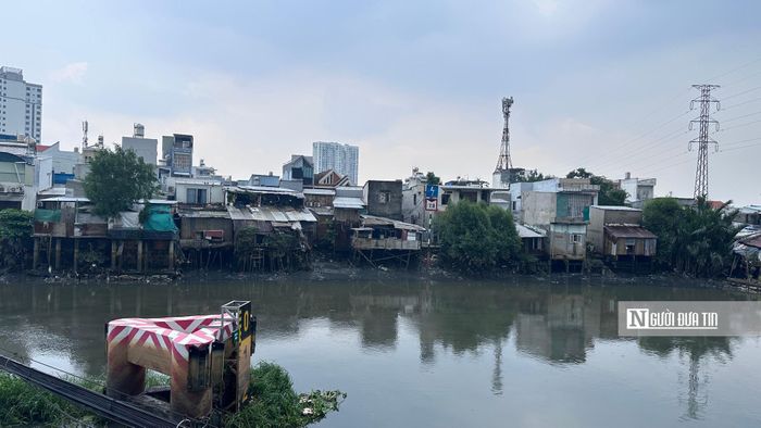 Người dân sống tại đây không chỉ đối mặt với nguy cơ sụt lún, ngập, sạt lở mỗi khi mùa mưa, triều cường tới mà còn bị bủa vây bởi mùi hôi thối dữ dội từ dòng nước ô nhiễm nặng.