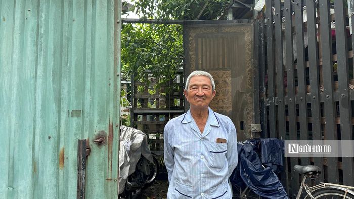 Ông Phạm Hùng Phương (76 tuổi, ngụ phường Bình Đông, Tp.HCM) cho biết, gia đình ông cả đời sống ven rạch Bà Lớn, chịu cảnh ô nhiễm, mùi hôi và cả những bất tiện mỗi khi trời mưa hay triều cường. "Do tôi đã quen sống tại đây gần cả cuộc đời, giờ phải chuyển đi, nhường đất làm dự án cũng có chút buồn, nhưng vì mục tiêu chung gia đình tôi sẵn sàng bàn giao mặt bằng, chỉ mong nhà nước hỗ trợ, đền bù xứng đáng", ông Phương nói.