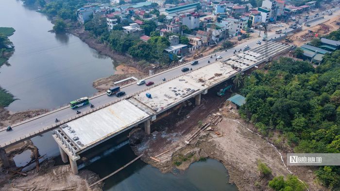 Tại hiện trường, máy móc và nhân lực của nhà thầu đang tập trung triển khai thi công dầm thép và một số hạng mục khác.