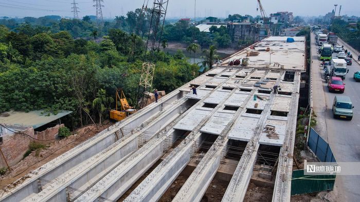 Theo thông tin từ Ban Quản lý dự án đầu tư xây dựng công trình giao thông thành phố Hà Nội, chủ đầu tư đang tập trung huy động nhân lực, thiết bị để đẩy nhanh tiến độ toàn dự án. 