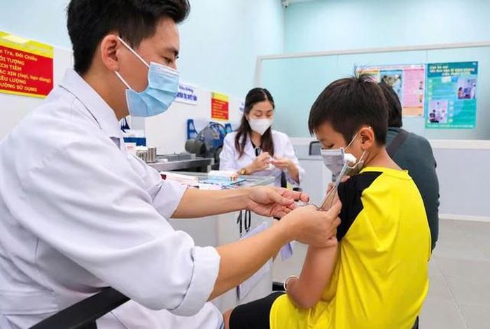 Với não mô cầu, vaccine được cân nhắc theo độ tuổi, nguy cơ phơi nhiễm, tình trạng sức khỏe và các khuyến cáo tiêm chủng. Ảnh minh họa (nguồn: P.Thương/ Sức khỏe & Đời sống)