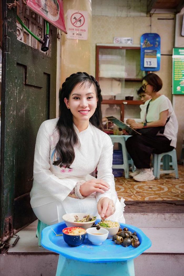 Khi về Việt Nam, Nguyễn Lê Hoa luôn thích đến những hàng quán quen thuộc (Ảnh: NVCC).
