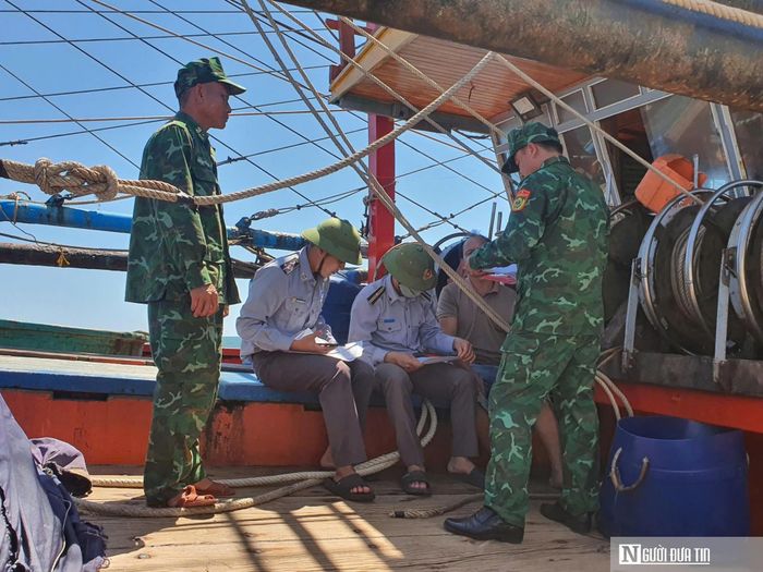 Cùng với công tác tuyên truyền, vận động ngư dân chấp hành quy định về chống khai thác IUU, lực lượng chức năng đã tăng cường kiểm tra, giám sát, xác minh và xử lý nhiều trường hợp vi phạm.