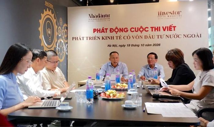 Nhà báo Phạm Đức Sơn - Tổng Biên tập Tạp chí Nhà Đầu Tư và TS. Nguyễn Anh Tuấn - Chủ tịch Hiệp hội Doanh nghiệp đầu tư nước ngoài tại Lễ phát động Cuộc thi viết “Phát triển kinh tế có vốn đầu tư nước ngoài”.