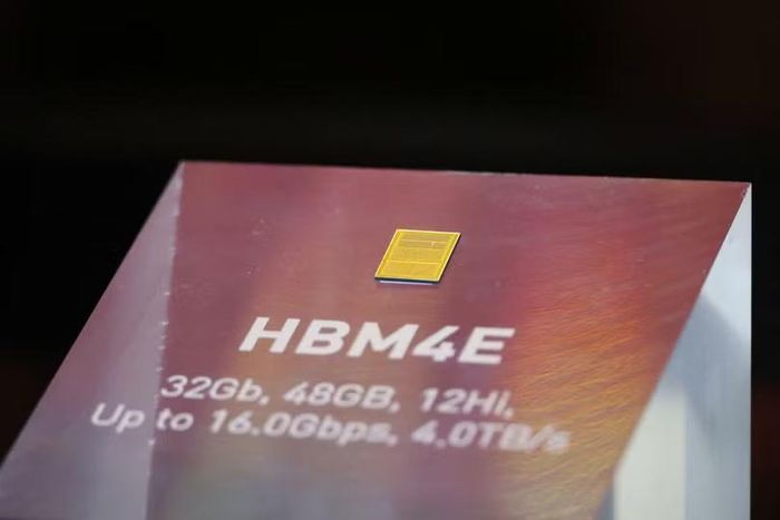 Chip nhớ HBM4E của SK Hynix được trưng bày tại Triển lãm Bán dẫn lần thứ 28 ở Seoul, Hàn Quốc. Ảnh: Reuters.