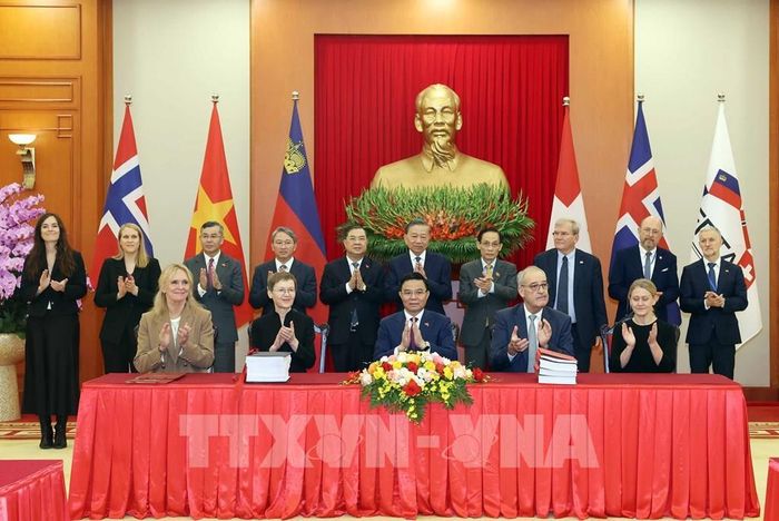 Tổng Bí thư, Chủ tịch nước Tô Lâm và các đại biểu chứng kiến Lễ ký kết Hiệp định Thương mại tự do Việt Nam - EFTA (VEFTA). Ảnh: Thống Nhất - TTXVN