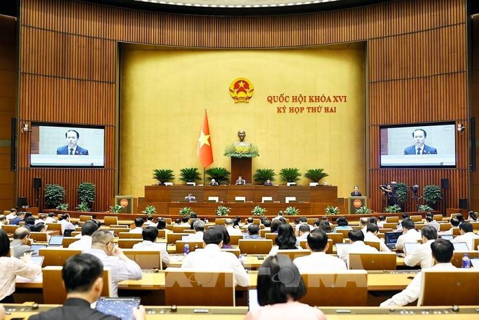 Quang cảnh phiên họp toàn thể tại hội trường để nghe trình bày Tờ trình, Báo cáo thẩm tra về 3 dự án: Luật Đấu giá tài sản (sửa đổi); Luật Luật sư (sửa đổi); Luật Nuôi con nuôi (sửa đổi). Ảnh: Doãn Tấn – TTXVN