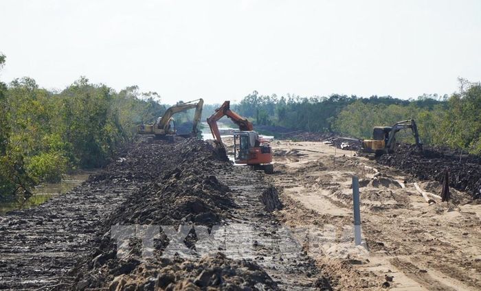 Thi công Dự án đường ĐT.857, đoạn qua xã Mỹ Quí, tỉnh Đồng Tháp. Ảnh: Nhựt An - TTXVN