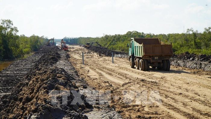 Gói thầu số 21 của Dự án đường ĐT.857 có gần 2km băng ngang rừng, gặp nhiều khó khăn trong quá trình thi công. Ảnh: Nhựt An - TTXVN 
