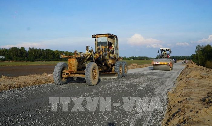 Nhà thầu tập trung thi công gói thầu số 20 (Dự án đường ĐT.857), phấn đấu hoàn thành vào cuối năm 2026. Ảnh: Nhựt An - TTXVN