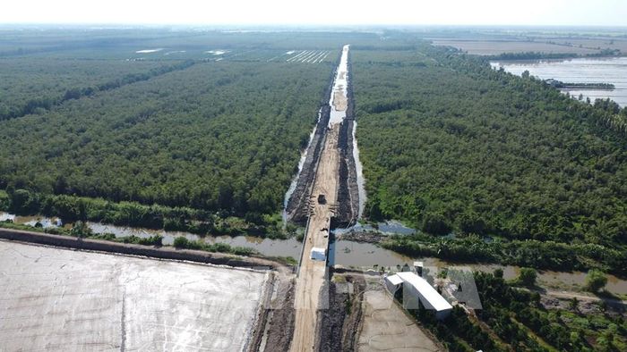 Gần 2km đường băng ngang rừng (thuộc gói thầu số 21) bị vướng thủ tục chuyển đổi mục đích sử dụng đất nên bị chậm bàn giao mặt bằng cho nhà thầu. Ảnh: Nhựt An - TTXVN