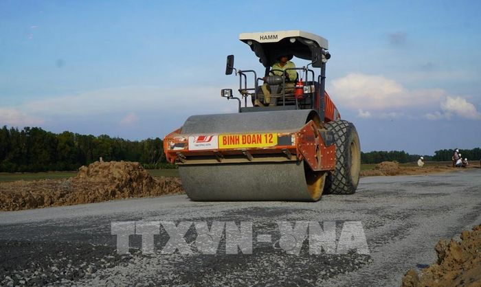 Xe lu mặt đường ĐT.857, đoạn qua xã Mỹ Quí, tỉnh Đồng Tháp. Ảnh: Nhựt An - TTXVN