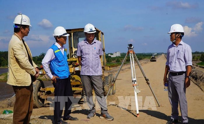 Cán bộ của đơn vị quản lý dự án thường xuyên đến kiểm tra, gặp gỡ nhà thầu để nắm tình hình và đôn đốc tiến độ thi công. Ảnh: Nhựt An - TTXVN