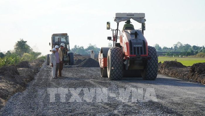 Gói thầu số 20 (dài gần 4km) của Dự án đường ĐT.857 thi công đạt 80% giá trị sản lượng công việc. Ảnh: Nhựt An - TTXVN